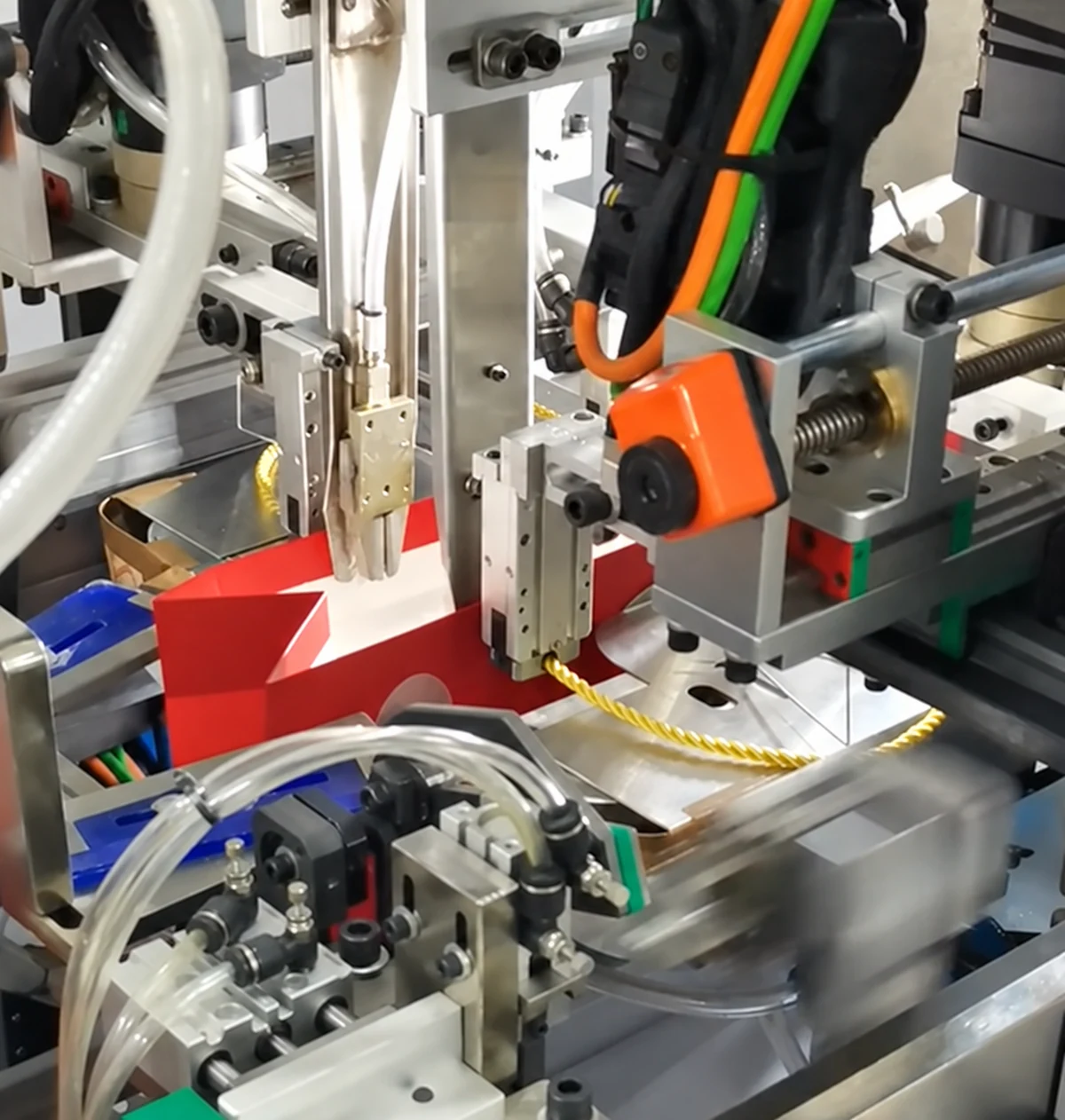 Production equipment positioning a rope handle at a paper bag